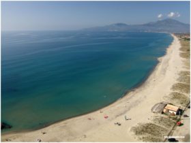 Revocare i pass per l’accesso alla spiaggia e fermare l’installazione dei tubolari